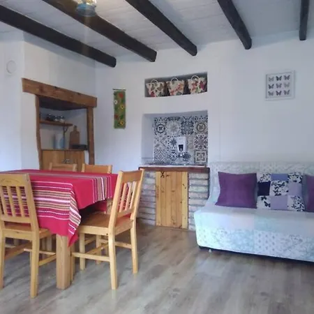 Rustic Village Retreat Lejlighed