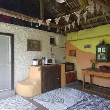 Rustic Village Retreat Lejlighed