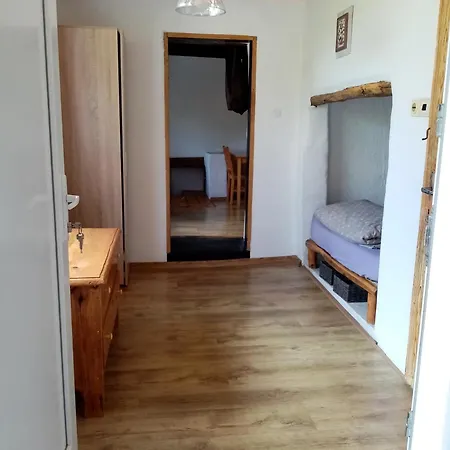 Rustic Village Retreat Lejlighed